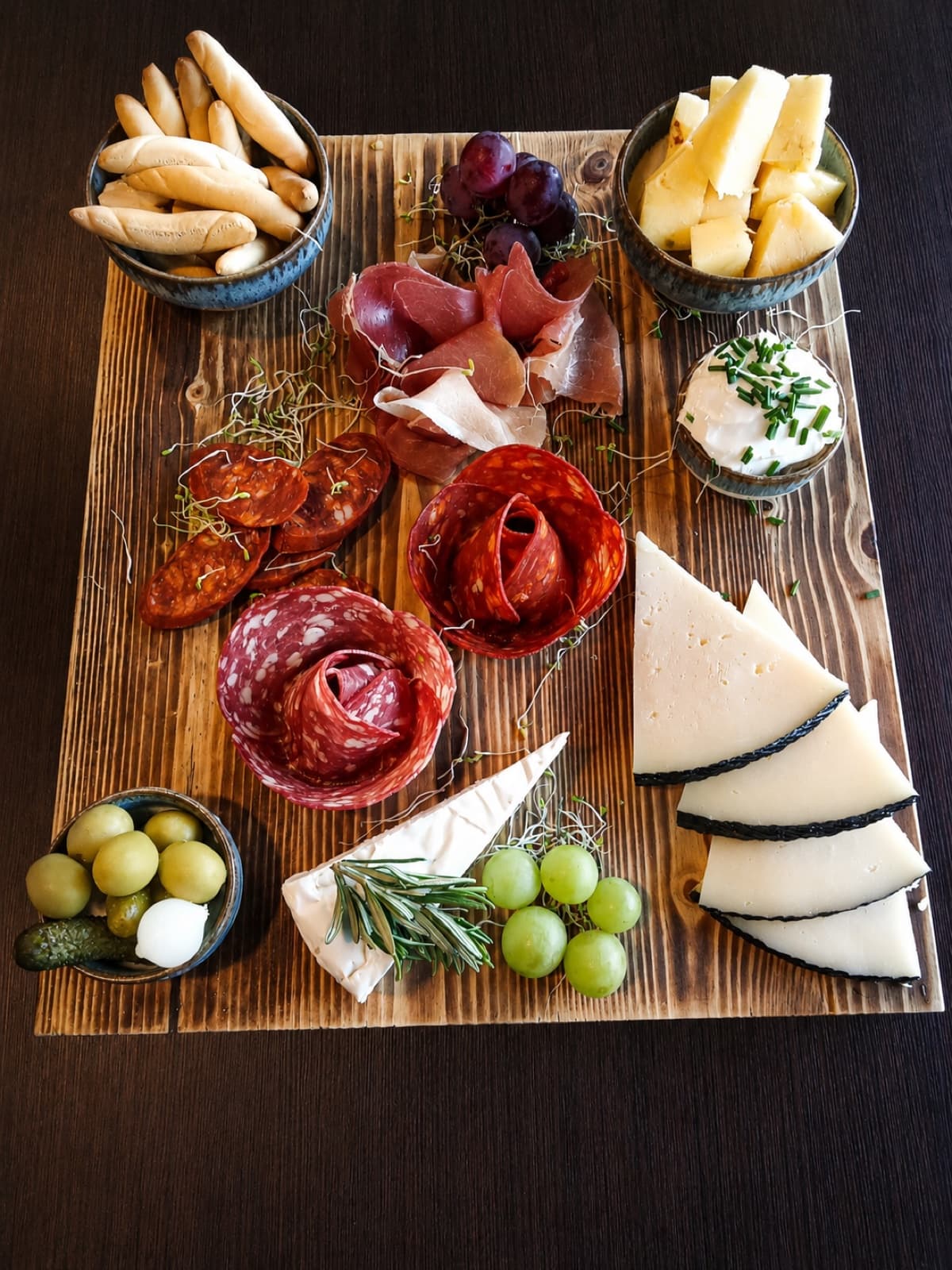 Charkbricka — ost, charkuterier, säsongsfrukt och olivolja